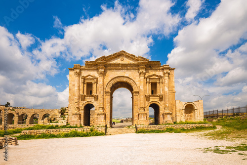Valokuvatapetti Arch of Hadrian, gate of jerash, amman, Jordan