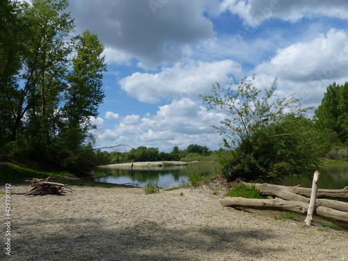 Fluss Ufer in Kroatien Wolken