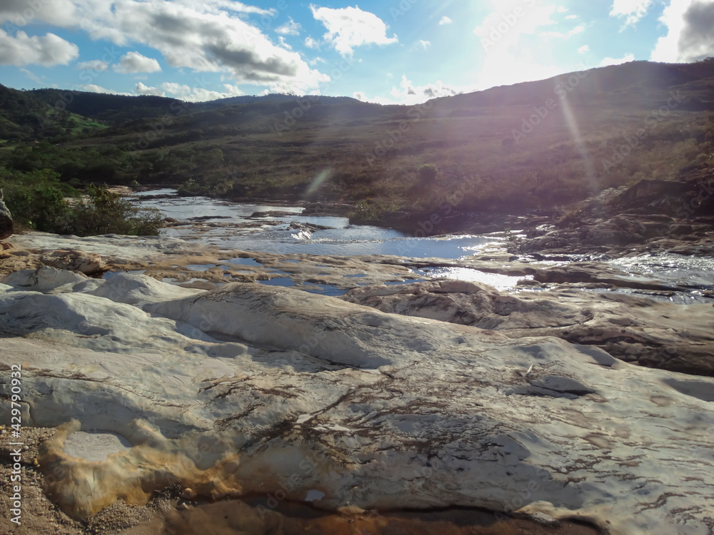 linda cachoeira com muitas pedras na região de Três Barras distrito do Serro