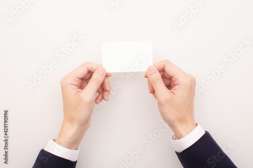 名刺を差し出す手、白紙の名刺