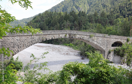 Tableau sur toile ancient humpback bridge and the dry stream