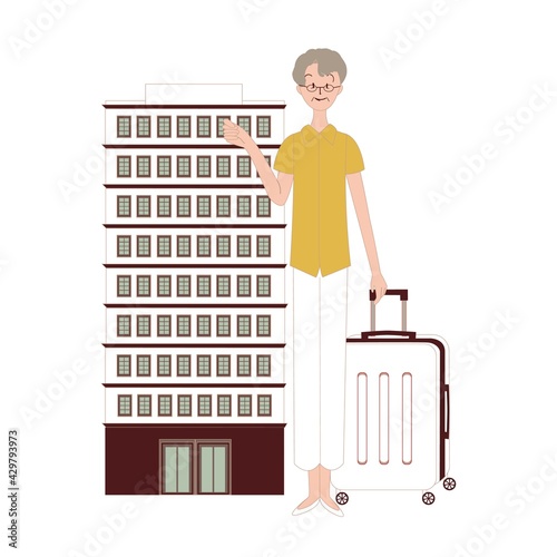 スーツケースを持って旅行するシニア女性　ホテル
