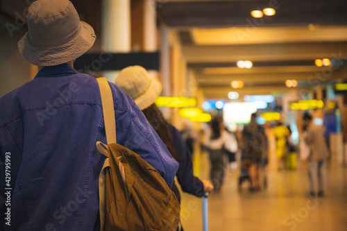 traveler couple person trav...