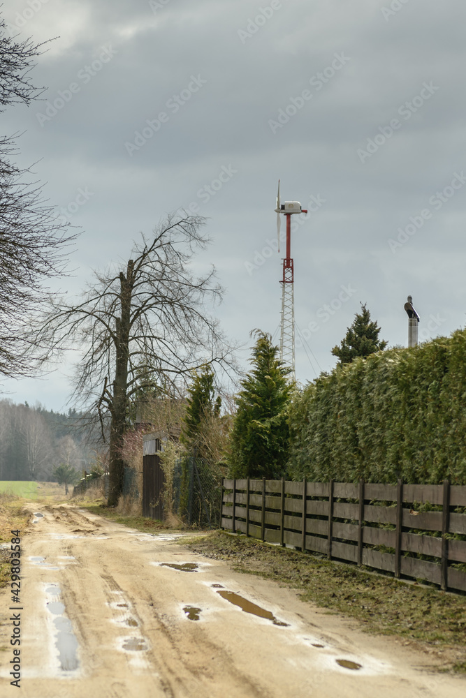 Polska ,wiejska droga z widokiem wiatraka. Polska ,wiejska droga z widokiem wiatraka.
