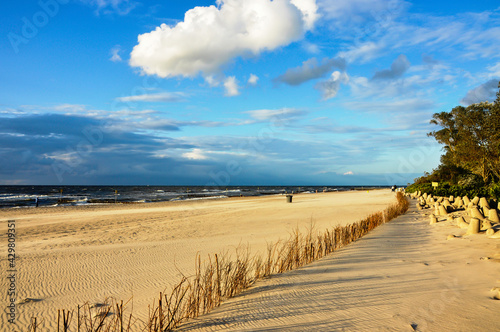 Breiter Ostseestrand in Polen bei Kolberg. Schöner Spätsommerabend  am menschenleeren Strand