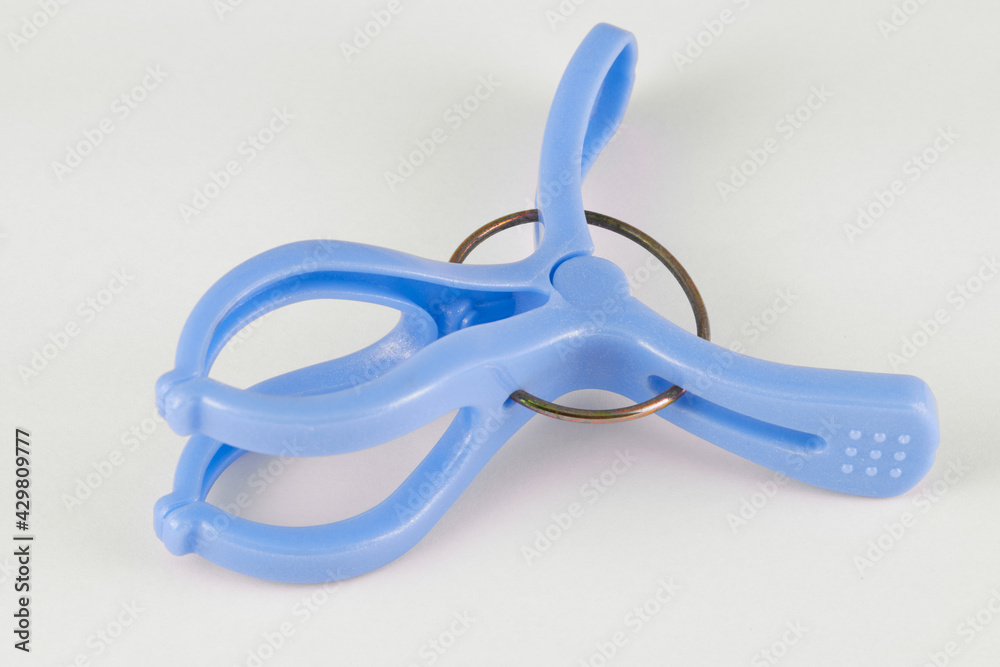 ブルーのプラスチック製の洗濯ばさみ Stock Photo Adobe Stock
