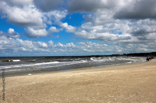 Breiter Ostseestrand in Polen bei Kolberg. Sch  ner Sp  tsommerabend  am menschenleeren Strand