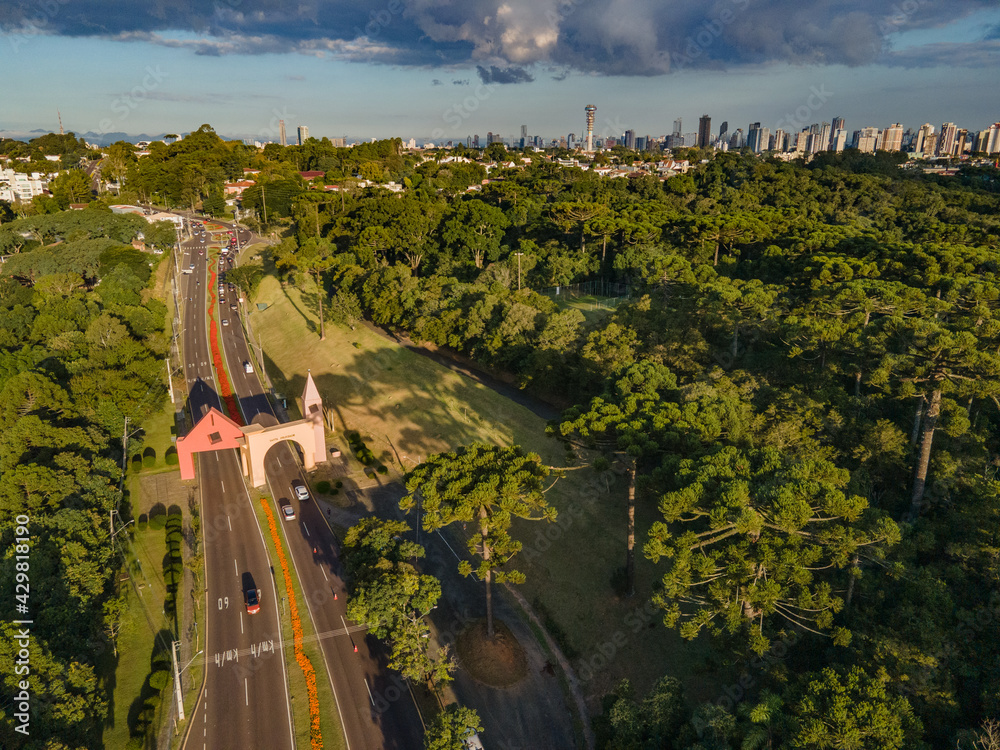 Φωτογραφία Portal Italiano, na Avenida Manoel Ribas em Curitiba que marca o acesso ao bairr