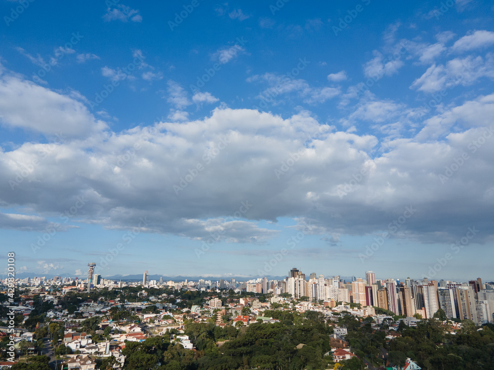 Obraz premium Perfil da cidade de Curitiba, num final de tarde feita com drone. Paraná, Brasil.