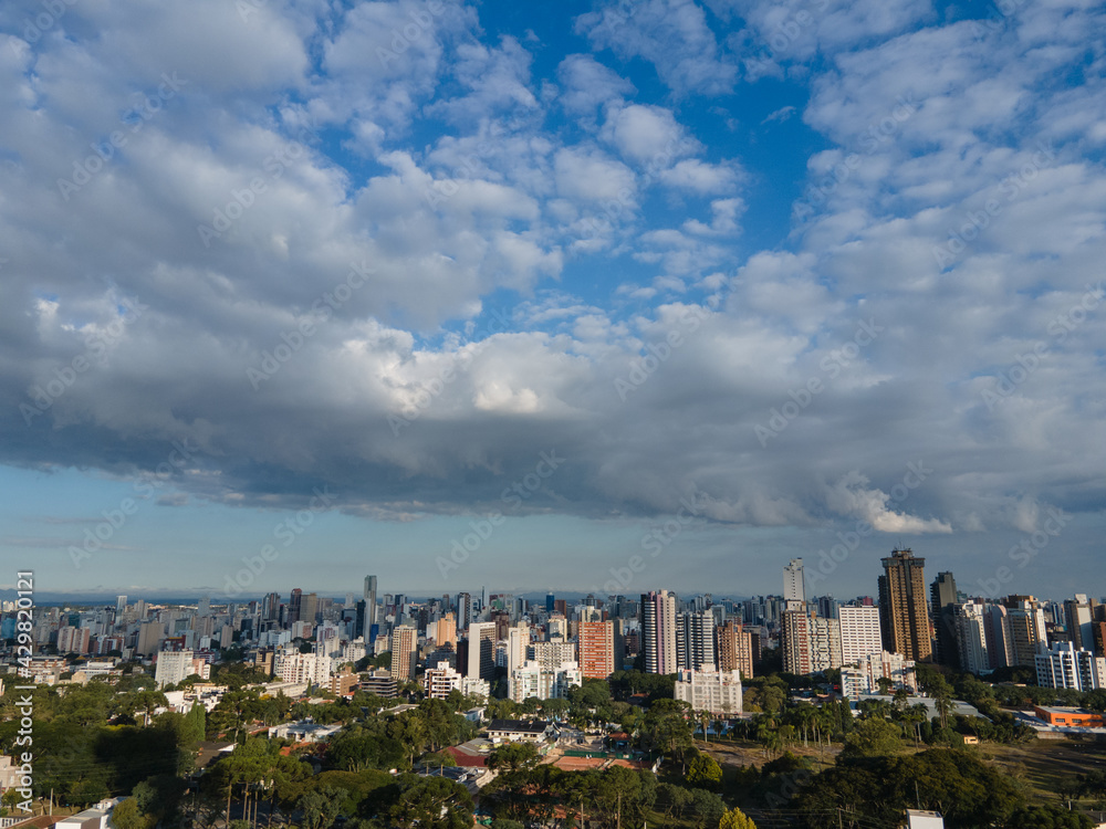 Perfil da cidade de Curitiba, num final de tarde feita com drone. Paraná, Brasil.
