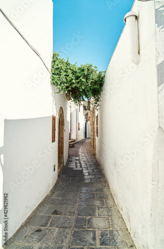 Fototapeta Naklejka Na Ścianę i Meble -  Narrow steep streets with houses whitewashed walls