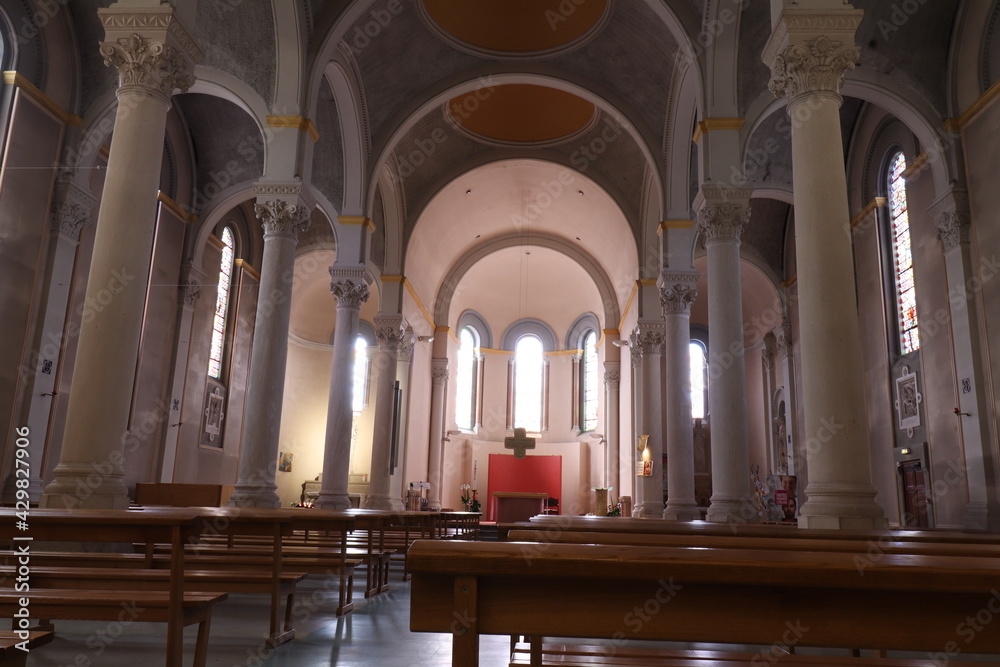 Intérieur de l'église catholique Notre Dame du bon secours dans le quartier de Montchat, ville de Lyon, département du Rhône, France 