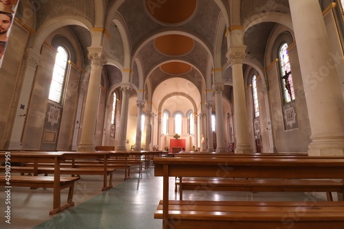 Intérieur de l'église catholique Notre Dame du bon secours dans le quartier de Montchat, ville de Lyon, département du Rhône, France 