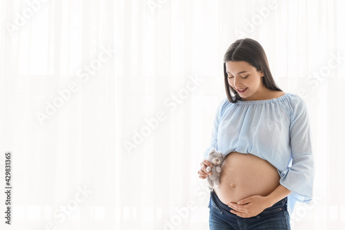 Young pregnant woman with b...
