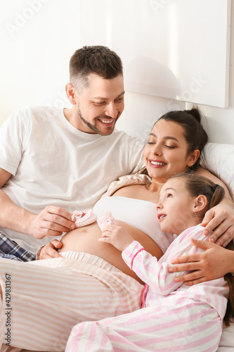 Young pregnant woman with her family at home © Pixel-Shot