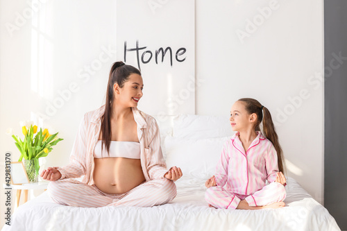 Young pregnant woman with h...