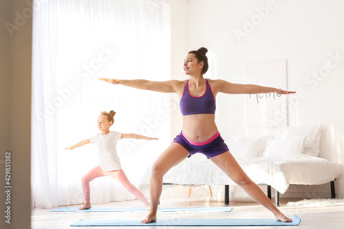 Young pregnant woman with h...