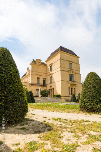 Vue au ras du sol du Château de Castries (Occitanie, France) photo
