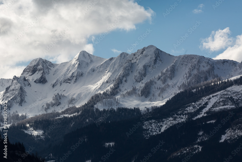 Verschneite Berggruppe im Pinzgau