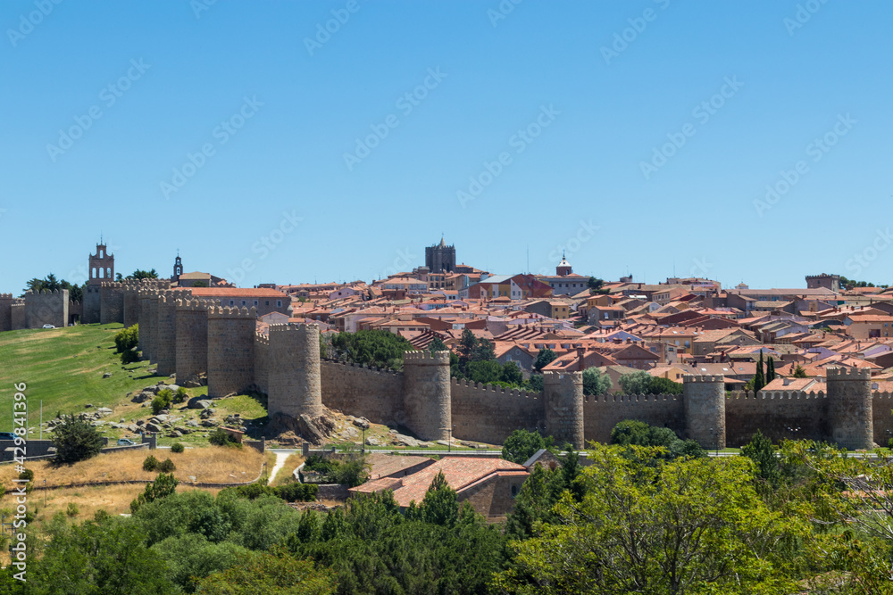 Vista panorámica de la histórica ciudad de Ávila, España, con sus famosas murallas medievales que rodean la ciudad. Patrimonio Mundial de la UNESCO. Llamada Ciudad de Piedras y Santos