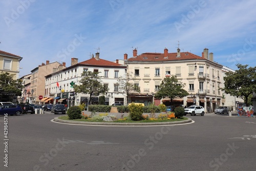 La place ronde, place principale du quartier de Montchat, ville de Lyon, département du Rhône, France