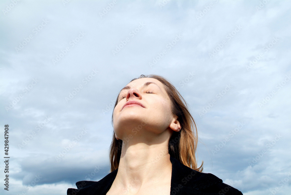 Frau genießt unter freiem Himmel Frau genießt unter freiem Himmel