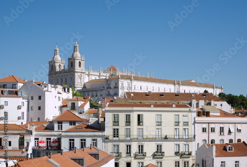 Lissabon: Blick vom Aussichtspunkt Miradouro das Portas do Sol zur Kirche Igreja de São Vicente de Fora