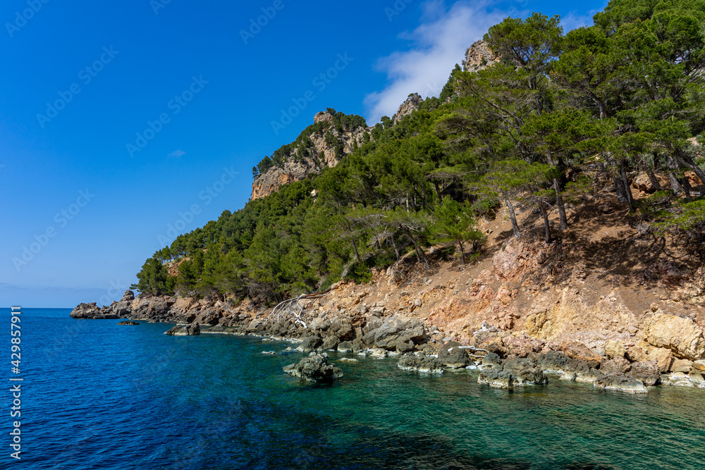 Wilde Nordwest-Küste Mallorca: Bootsfahrt mit Blick auf Küste zwischen Cala de Sa Calobra und Port de Soller - Bucht Cala Tuent