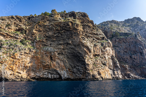 Wilde Nordwest-Küste Mallorca: Bootsfahrt mit Blick auf Küste zwischen Cala de Sa Calobra und Port de Soller - Nähe Bucht Cala Tuent