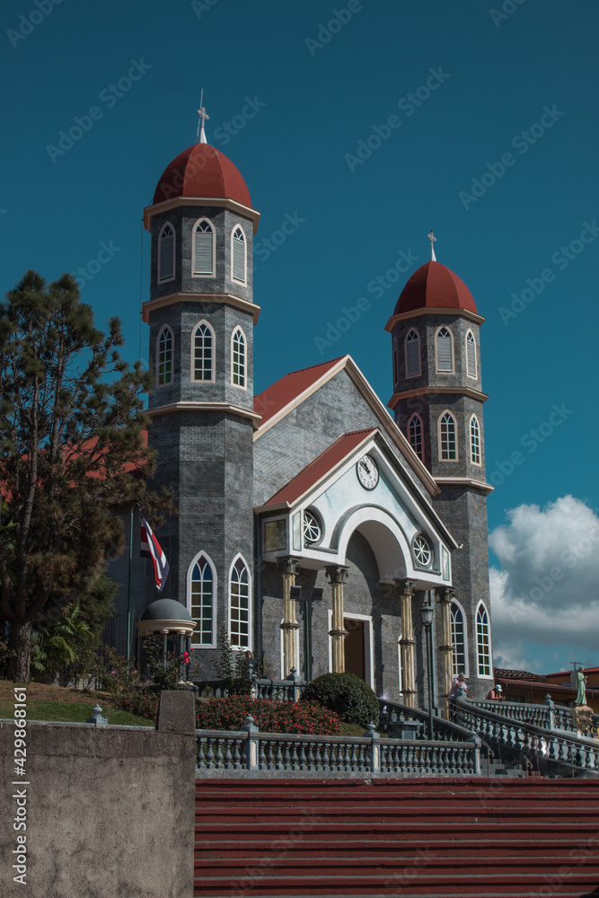 Obraz premium general shot of the church of San Rafael in Zarcero with a clear blue sky on a summer afternoon