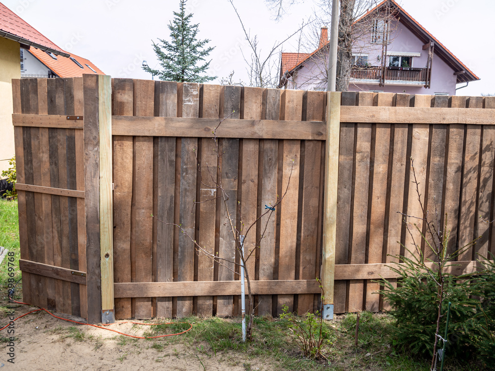 Neuer Zaun wird im Grundstück gebaut Stock Photo Adobe Stock
