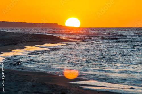 Zachód słońca nad morzem bałtyckim w Trzęsaczu, Polska, Trzesacz
