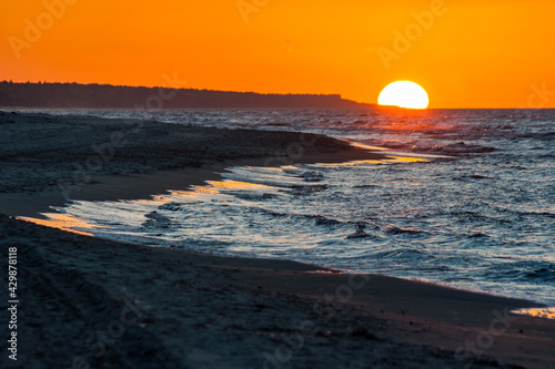 Zachód słońca nad morzem bałtyckim w Trzęsaczu, Polska, Trzesacz