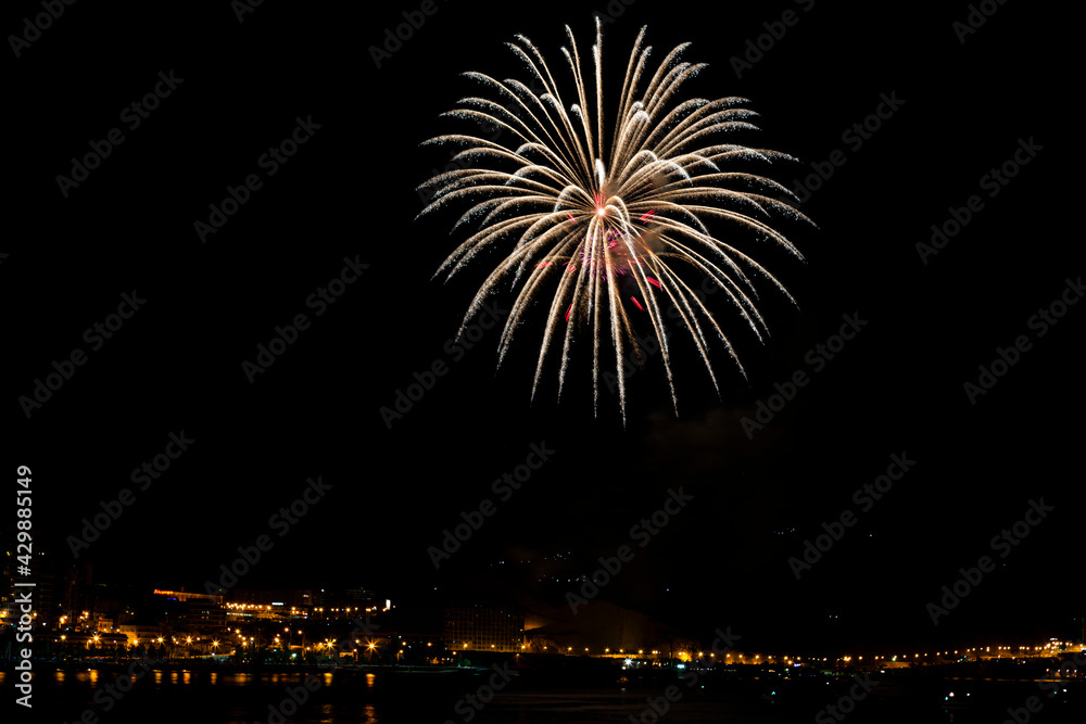 Fuegos artificiales en las fiestas de San Juan en Alicante, España Fuegos artificiales en las fiestas de San Juan en Alicante, España