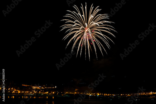 Fuegos artificiales en las fiestas de San Juan en Alicante, España © Jose