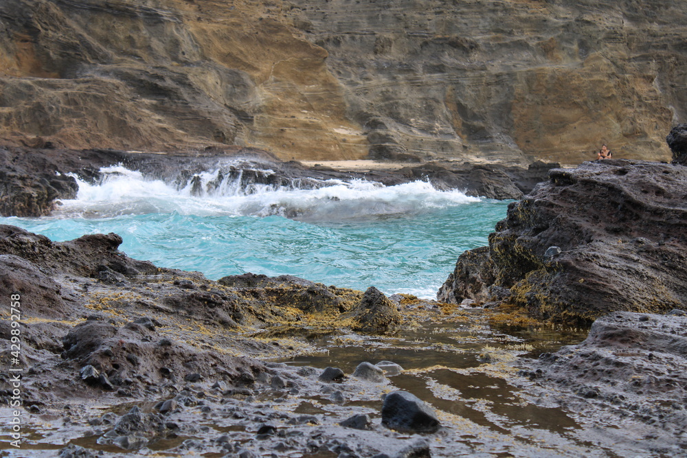 Obraz premium Waves crash onto the rocks on the island of Oahu, Hawaii