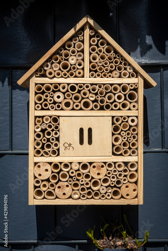 Ein sog. "Bienenhotel" hängt an einem Gartenzaun © Frank Wagner