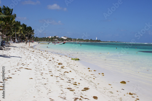 Hermosa playa en el caribe con turistas