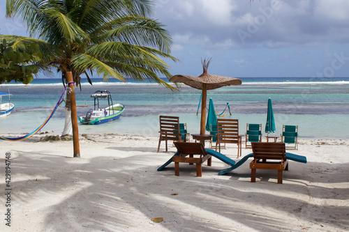 Mesa en la playa en el caribe