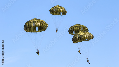 13式空挺傘パラシュートで降下する陸上自衛隊の空挺団（習志野市・千葉）