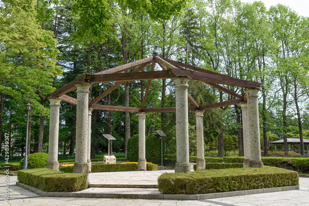 栃木県中央公園の八角パーゴラ（4月撮影）