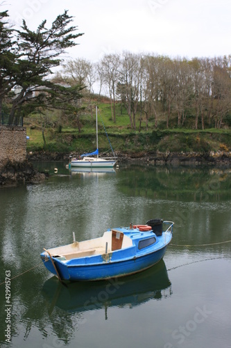 Bateaux sur la rivière de Brigneau, commune de Moëlan-sur-Mer (Bretagne, Finistère sud, France)