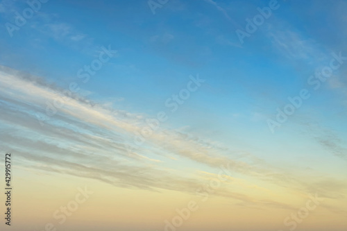Himmel am Morgen mit Wolkenstreifen © volkergoehr