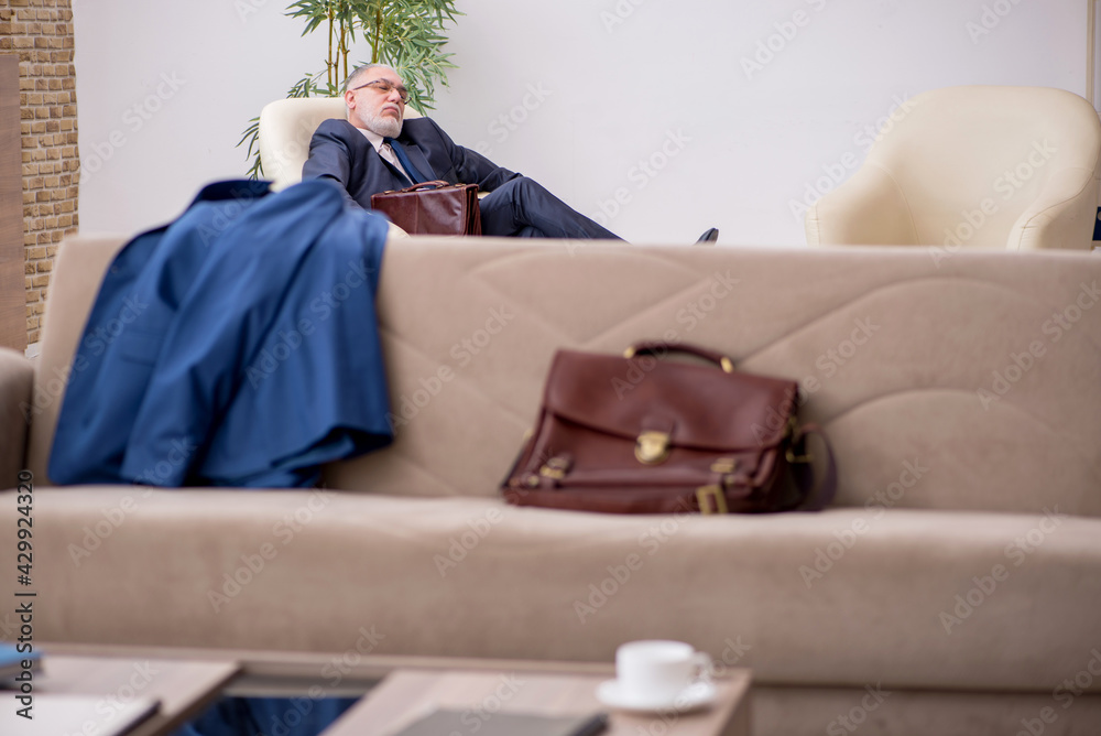 Obraz premium Old businessman employee waiting for business meeting