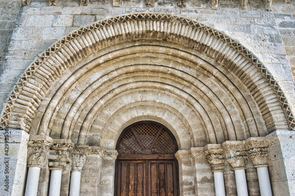 Detalle arco y portada de estilo románico en la iglesia San Juan evangelista en la localidad de Arroyo de la Encomienda, Valladolid