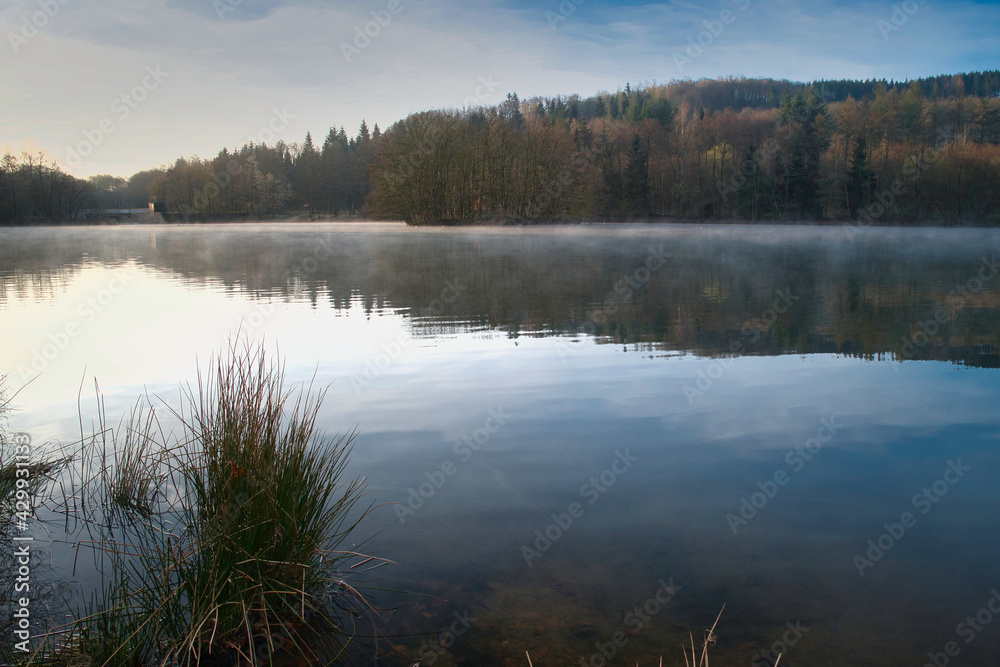 Nebeldunst auf dem Stausee am Morgen Nebeldunst auf dem Stausee am Morgen