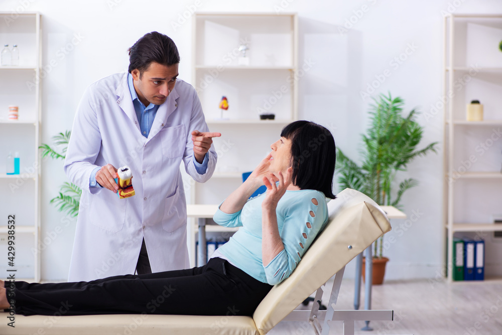 Obraz premium Old woman visiting young doctor dentist