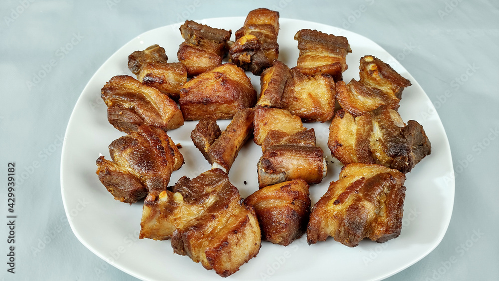 Torresmos / Rojões, uma receita tradicional portuguesa Torresmos / Rojões, uma receita tradicional portuguesa