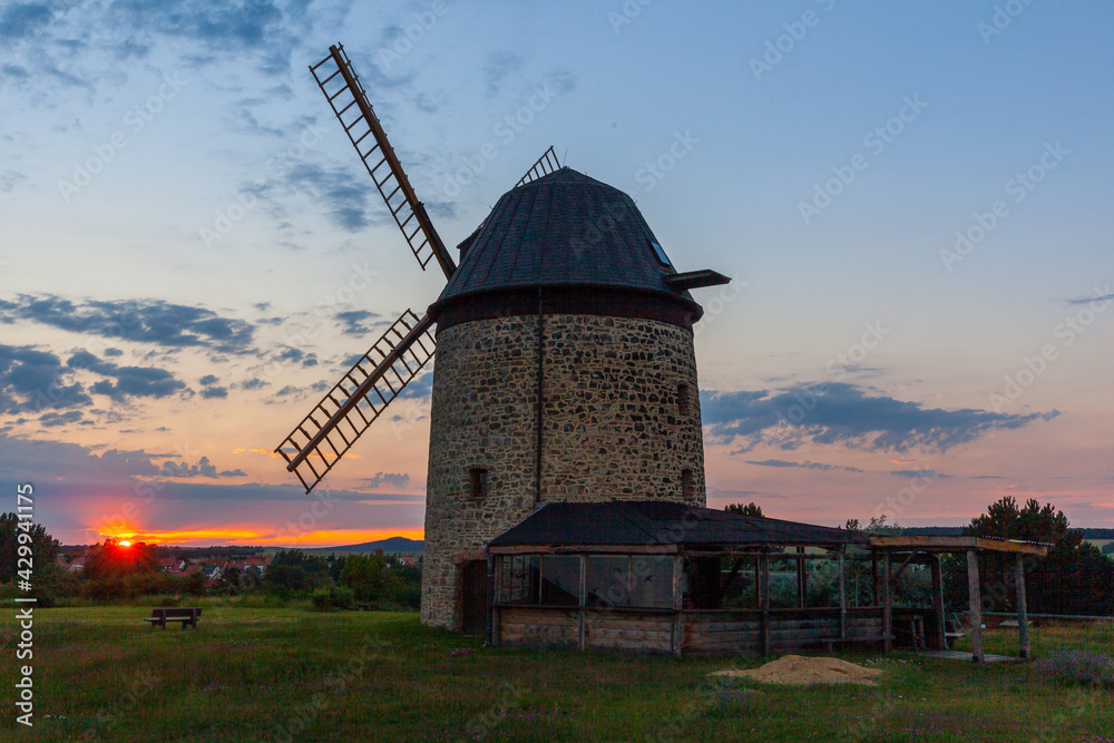 Teufelsmühle Windmühle Warnstedt Thale im Sonnenuntergang