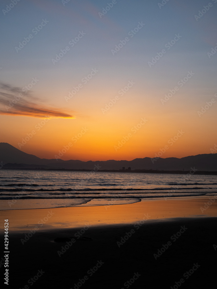 夕日に照らされる海岸